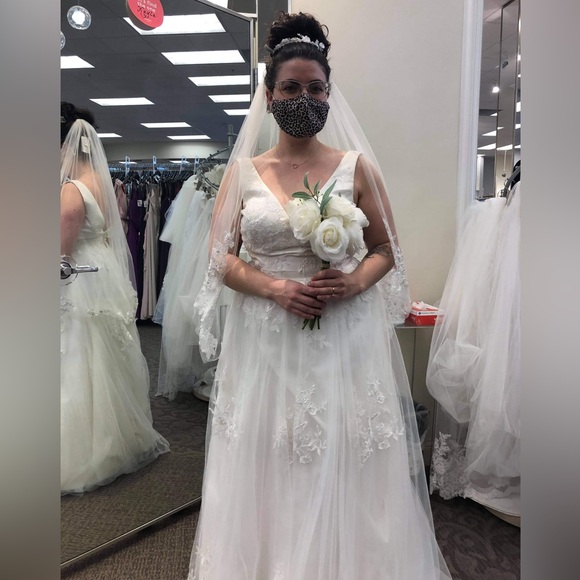 Wedding dress - David’s bridal - matching veil - princess heels - Picture 2 of 7